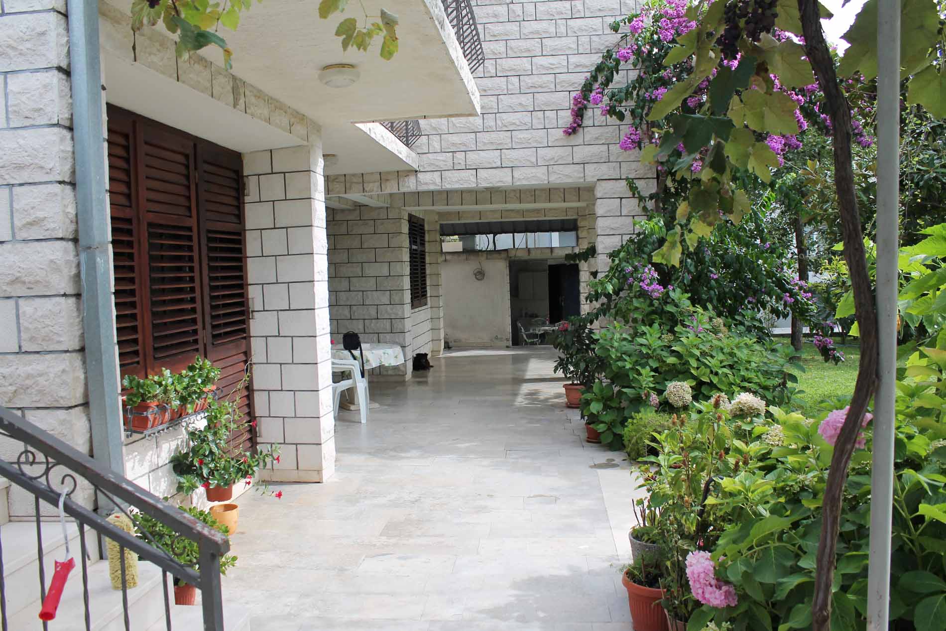 Prodaja dve kuće sa placem